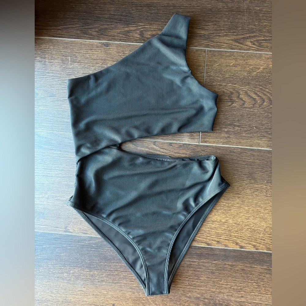 Beach Riot Celine one piece in black